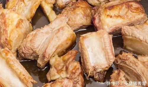 排骨焯水后又腥又柴?看完大厨的做法恍然大悟,原来是用错水了