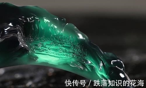 情人!绿到极致便是黑,这就是翡翠的“尽头”—墨翠