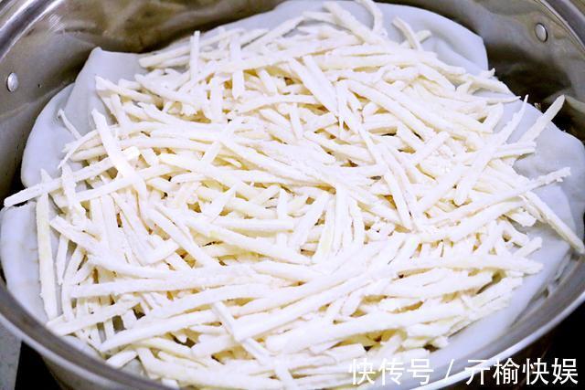 青红椒|既是菜又是饭，土豆换个做法，十元不到，全家吃饱又吃好