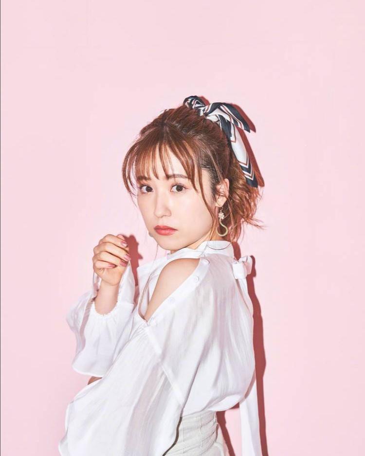 丝巾别只系在脖子上! 系在腰上绑在包上才别致, 时尚吸睛还高级