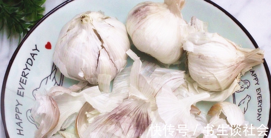 杀菌|大蒜皮是好宝贝,别再扔掉了,教您大蒜皮的3个用法,简单实用