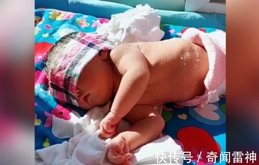宝妈|新生儿穿纸尿裤晒太阳,照片晒到网上以后,网友:快去医院吧!
