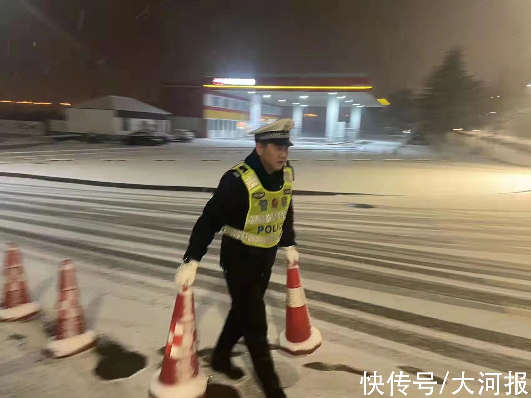 大姐|交警冒雪站岗执勤 热心大姐送来羊肉汤让他们驱寒气