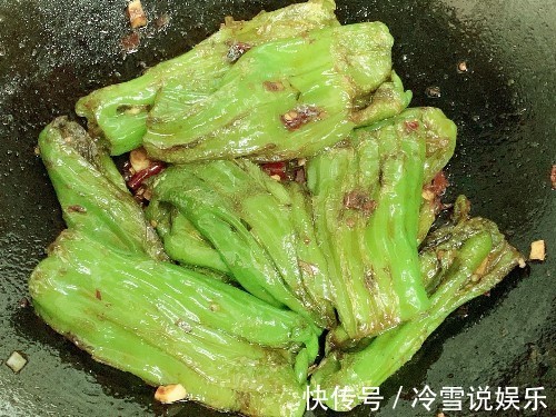 做虎皮青椒时，先放油还是青椒很多人弄反了，导致不起皮不入味