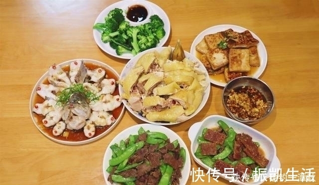 晚餐|家有老有小的晚餐,在朋友圈走红了,花钱少,吃得好,从不点外卖