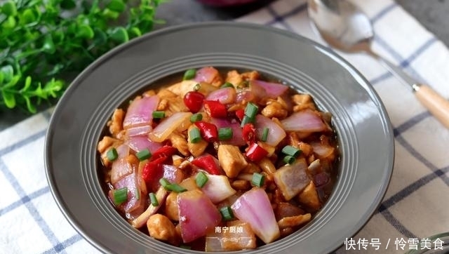 洋葱和鸡肉搭配这样做,特别开胃下饭,吃过一次的人还想吃第二次