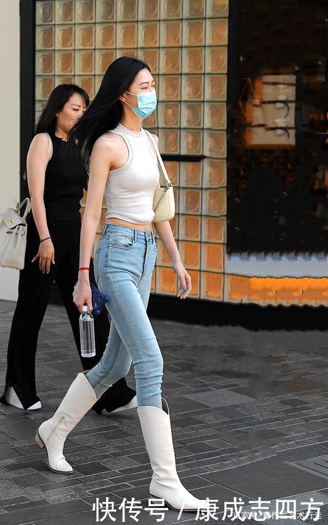 高筒靴,美女选择白色的,不仅吸睛亮眼,而且时髦感和帅气翻番