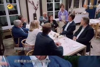 赵薇活动被抓拍,生图曝光真实颜值,这才是44岁女人的真实状态