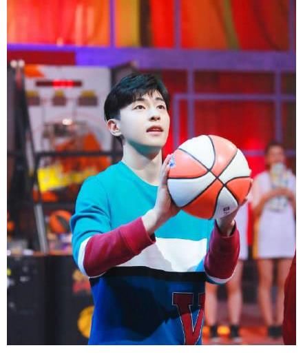 張小斐|八卦小則：張予曦，鄧倫，吳磊，黃旭熙，張小斐，王一博，李藝彤