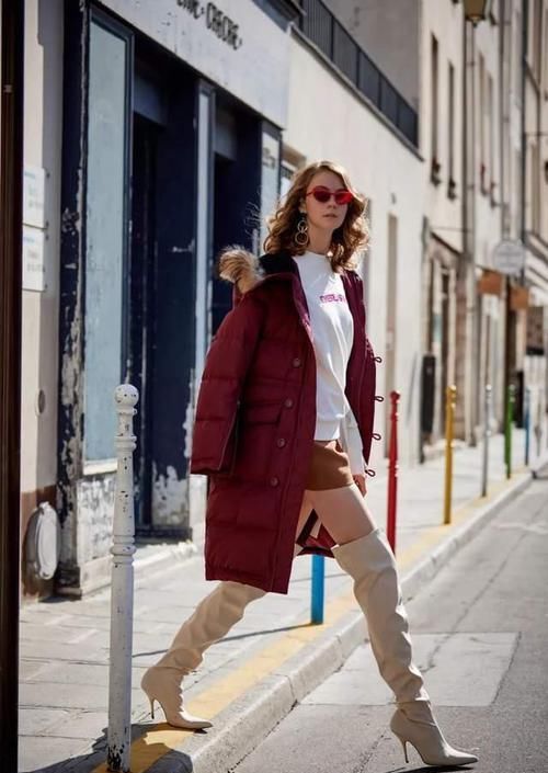 最近火了一种穿搭，叫做“羽绒服+短裙”，最适合小个子，很显高