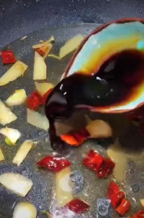  鸡爪为什么总是做不好吃？学会一招保证做出的鸡爪软烂脱骨超好吃