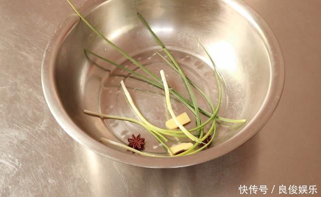 盐水鸭非常简单,重要用90度水焯,白米醋除腥,香辛料仅用八角、麻椒