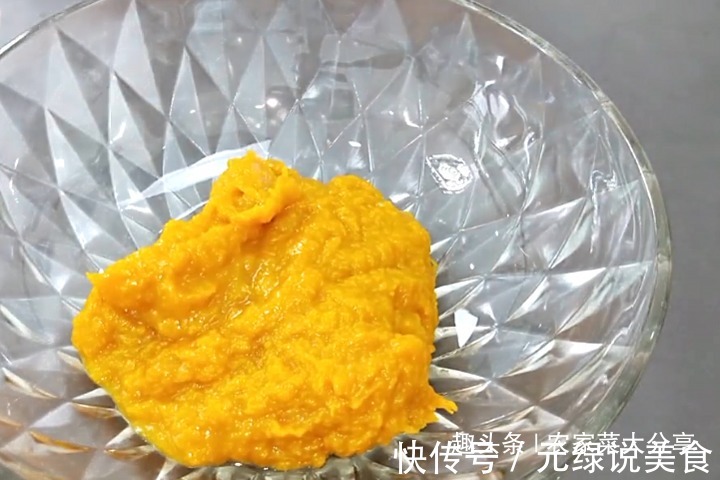 用南瓜蒸馒头，20分钟就蒸出来，不仅吃起来香而且还有点甜
