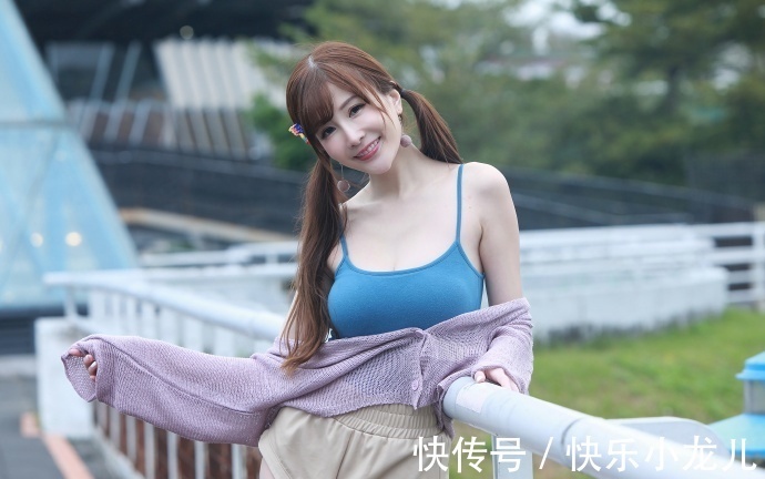 吊带背心 小姐姐身穿蓝色吊带背心，搭配休闲短裤，看上去很时尚很可爱
