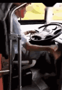 |搞笑GIF:在驾校这样练车 我就不信你练不好