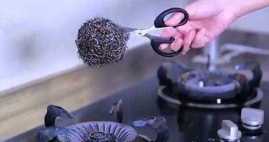 钢丝球放火上烤一烤真厉害，搞定家庭常困扰的难题，早明白就好了