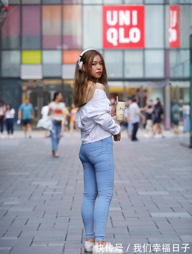 牛仔裤 纯白牛仔外套搭配天蓝牛仔裤,别样的牛仔服搭配,更时尚更年轻!