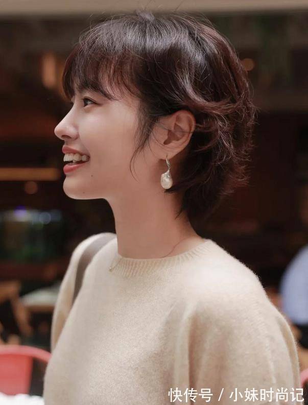 小清新 45-50岁的女人,烫什么发型减龄又好看?