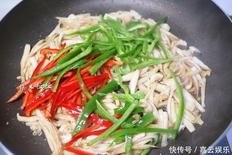 这三样一起炒，又鲜又脆，吃一口鲜嫩多汁，比肉嚼起来更香