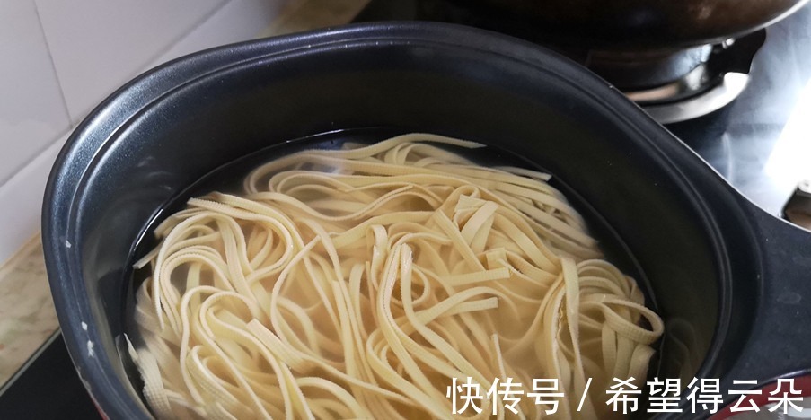 洋葱|夏天,凉菜如此做,上桌就抢光,开胃下饭,比吃肉还过瘾,太香了!