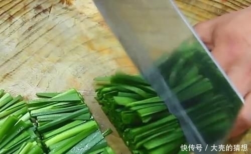 30年大厨教你炒蛋最正宗做法,鸡蛋里别放盐,加它鸡蛋又鲜又嫩滑