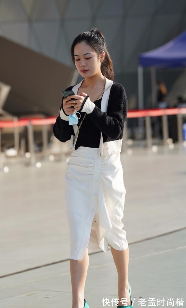 牛仔裤|街拍:白T恤搭配牛仔裤,清新又性感,这款腰身真的很惊艳