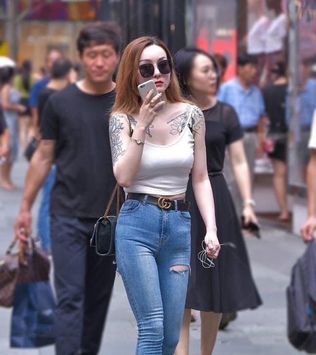 高冷|个性帅气的牛仔裤穿搭,演绎出了高冷靓丽的美,让人眼前一亮