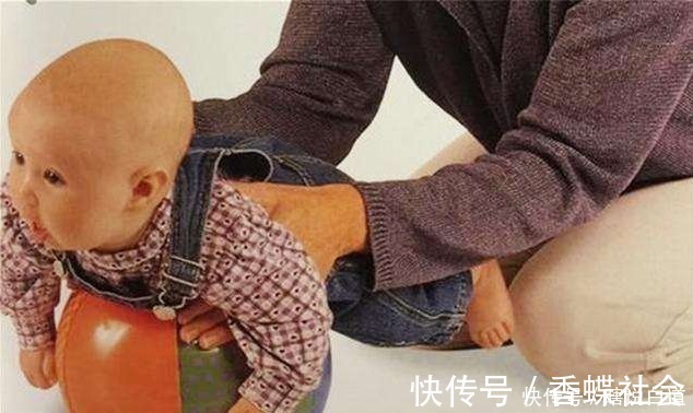 儿科医生|宝宝多大适合抬头训练?别以为越早越好,可能影响宝宝脊椎发育
