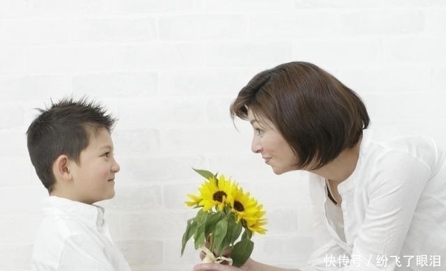 饺子皮|萌娃熟练地帮妈妈擀饺子皮走红!爸妈这样做,也能教育出同款孩子