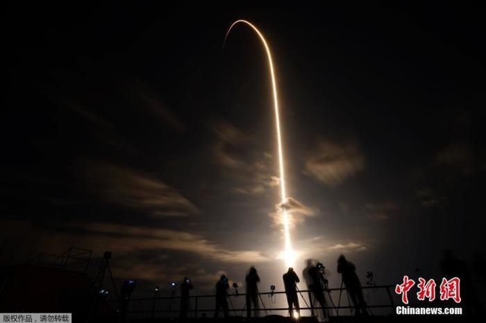 外媒：载人“龙”飞船已与国际空间站成功对接