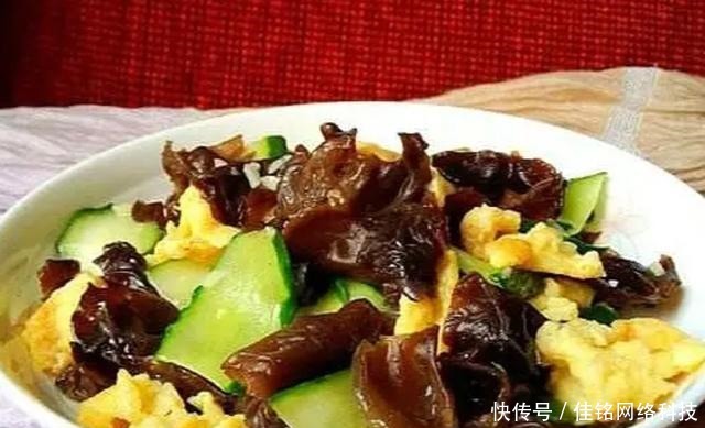 炒木耳,“噼啪”声太吓人!大厨教你技巧,不炸不溅油,轻松解决