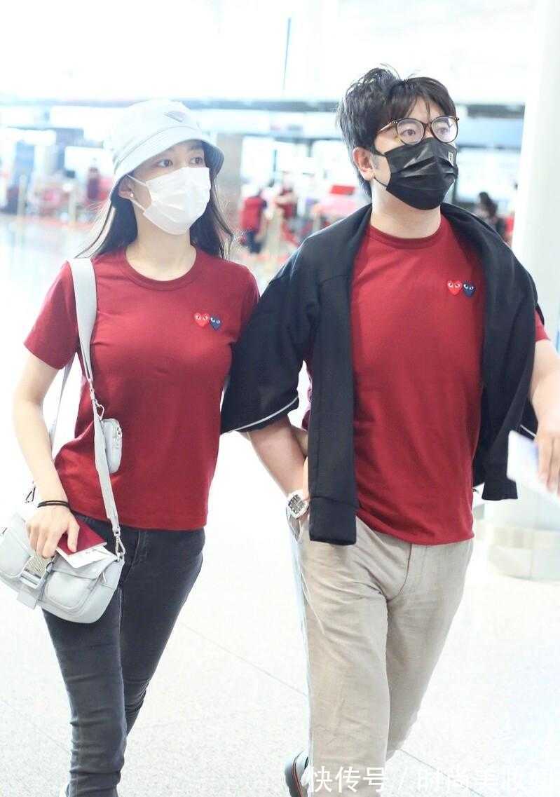 紧身裤|吉娜生娃后身材没走样,穿T恤配紧身裤走机场,“竹竿腿”太抢镜