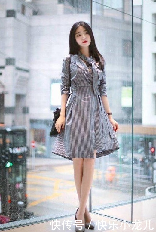 别致的条纹裙,细条纹能修饰身材,稳重不失俏皮
