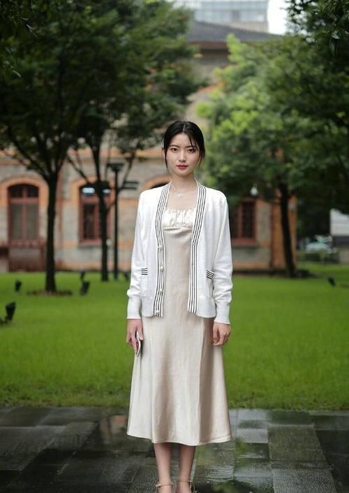 紧身包臀裙穿在身上韩范十足,而且印花的款式百搭又时尚