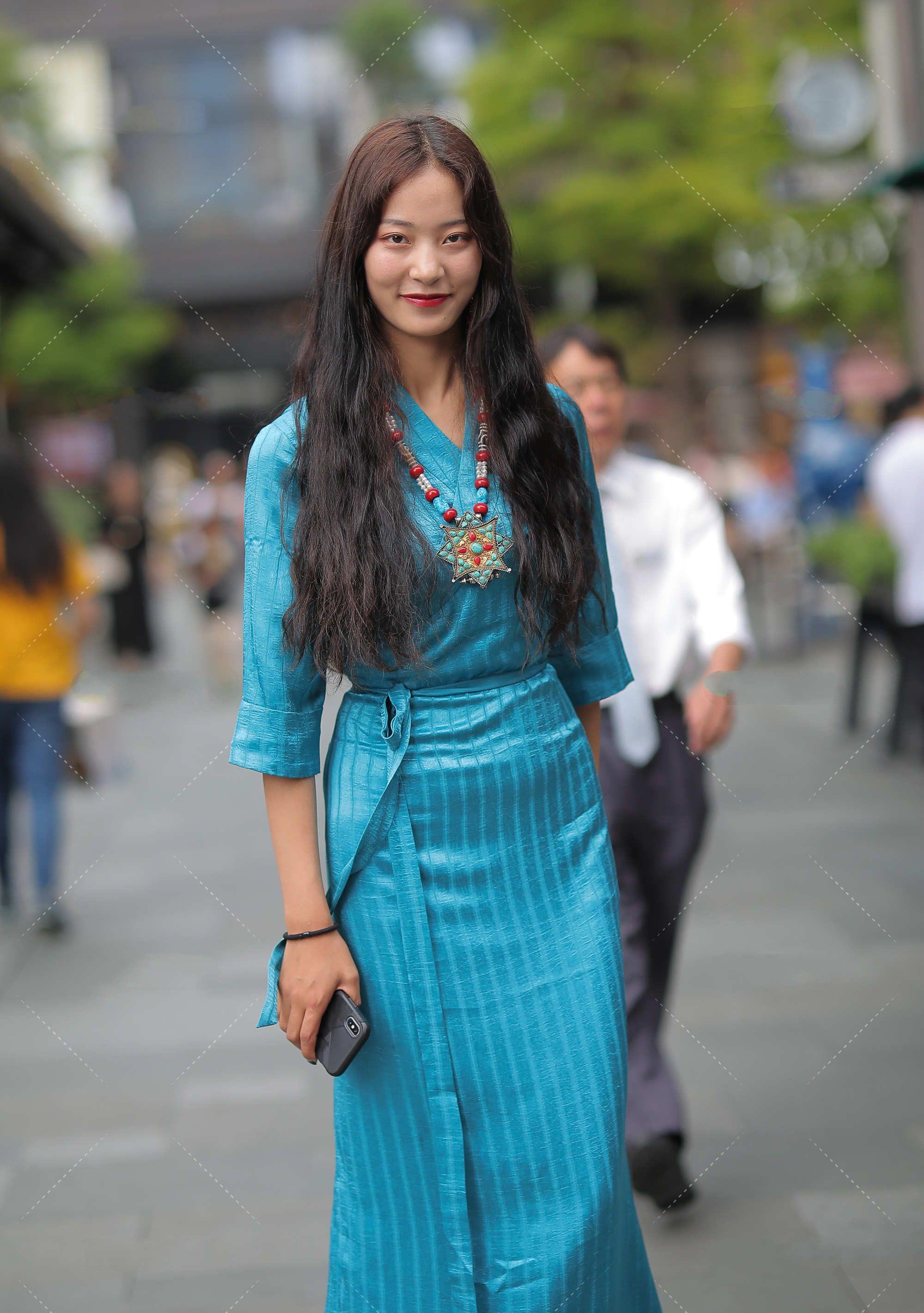 波浪|蓝色长款修身裙,搭配大波浪发型,满满的民族风,也太好看了