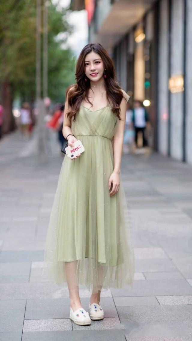 街拍：身材苗条气质清新的小姐姐，柔美的连衣裙很显优雅大气风