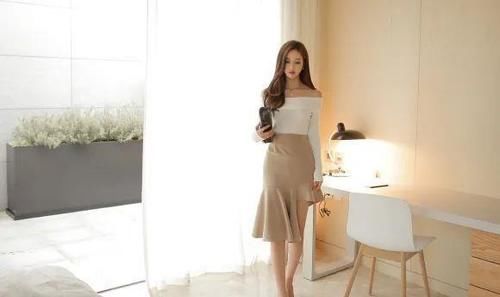  美女|美女穿搭：初雪肤白翻领螺纹针织抹肩衫，温柔的身姿很迷人