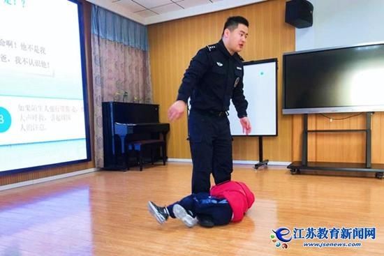 警官爸爸讲安全 小朋友们记得牢（图）