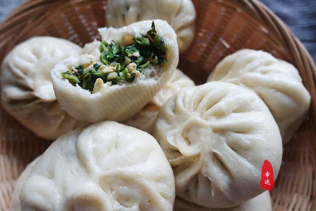 又白又松软的包子,馅料鲜嫩适口,配上小米南瓜粥,吃得美美哒