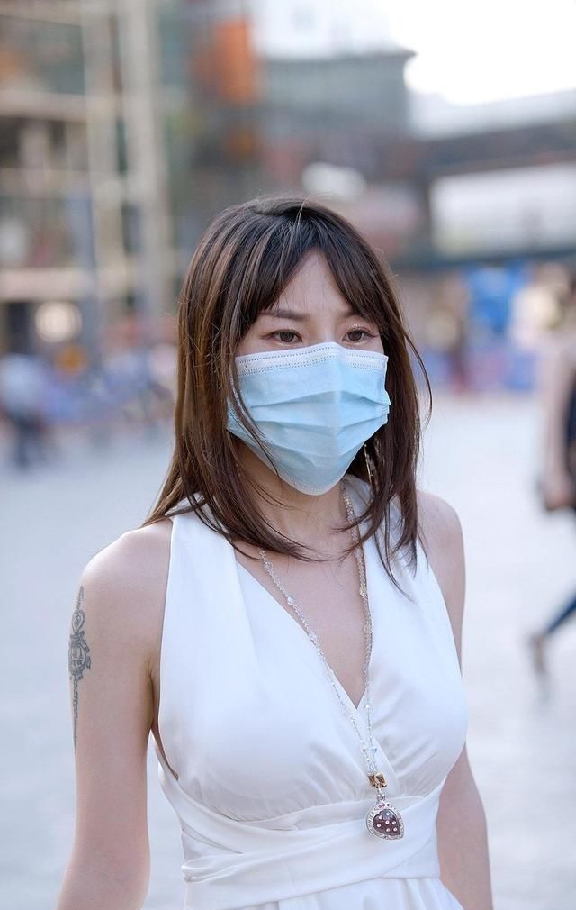 小红|连衣裙性感修身，要讲究色彩搭配，魅力绽放的简单技巧