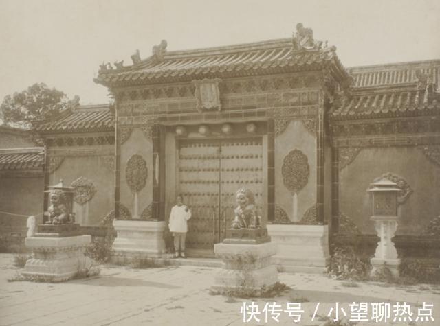 乾清门|1901年的故宫, 到处长满了杂草, 尽显破败之相