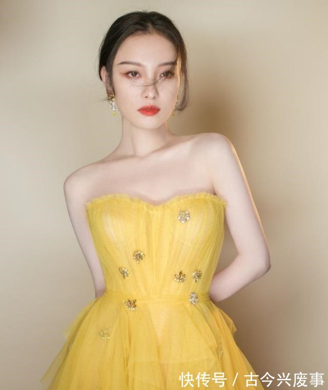 【 素颜】有这3个特征的女人,往往都很有气质,素颜精致,到老也是一枝花!