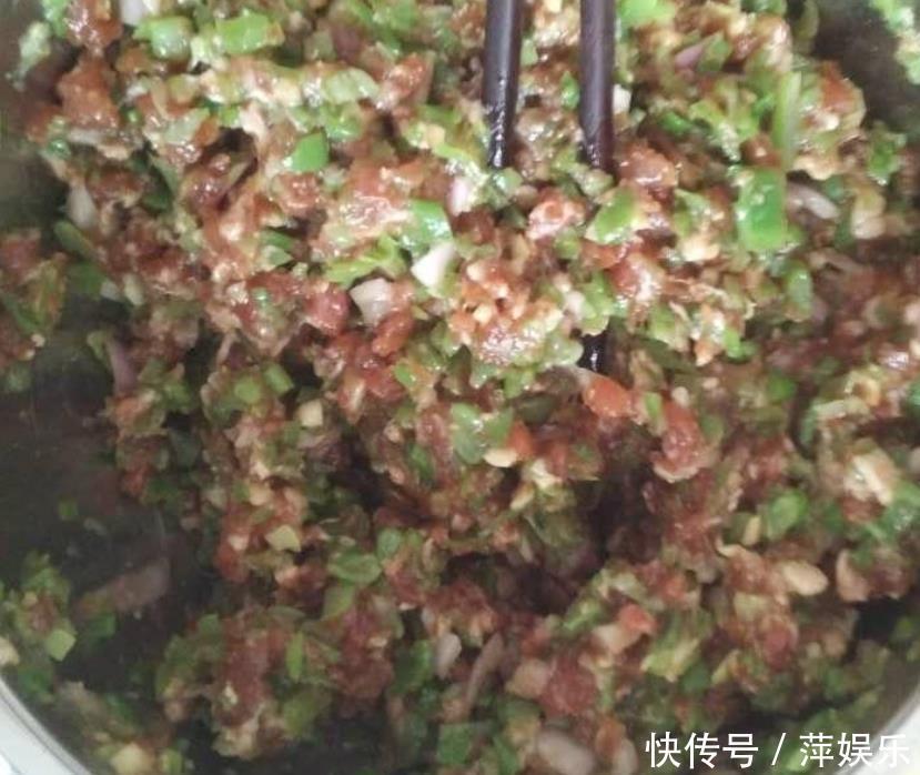  冬天吃饺子就得这馅儿，汁多肉嫩咬一口满嘴香，孩子一顿吃40个