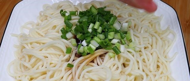 喜欢吃面条的要收藏,早餐面条懒人做法,孩子一大碗都不够吃