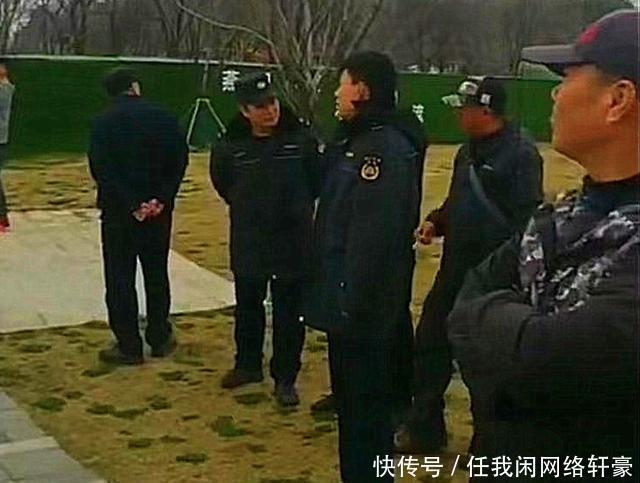 浙江一群钓友禁渔期在江边钓“鱼”,一竿两用,渔政部门在围观