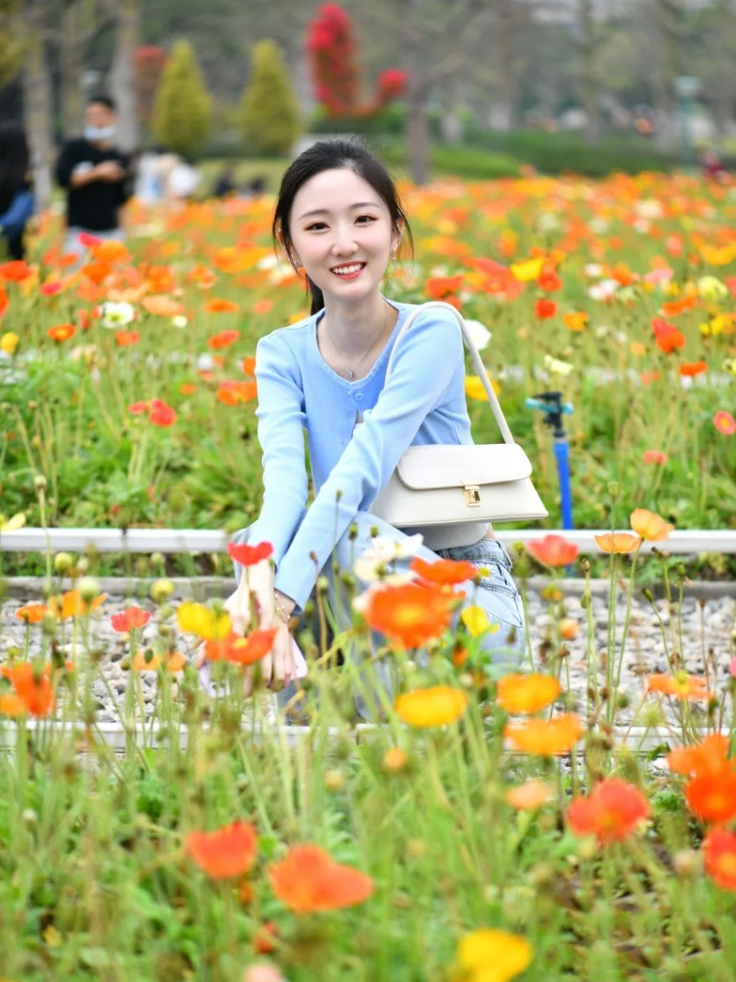 清纯可爱又爱笑的小姐姐，针织衫搭配牛仔裤，尽显少女气息十足