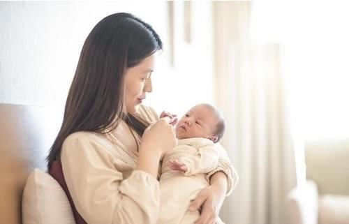 宝宝|三个月大的宝宝边喝母乳，边用手推妈妈，他想表达什么呢？