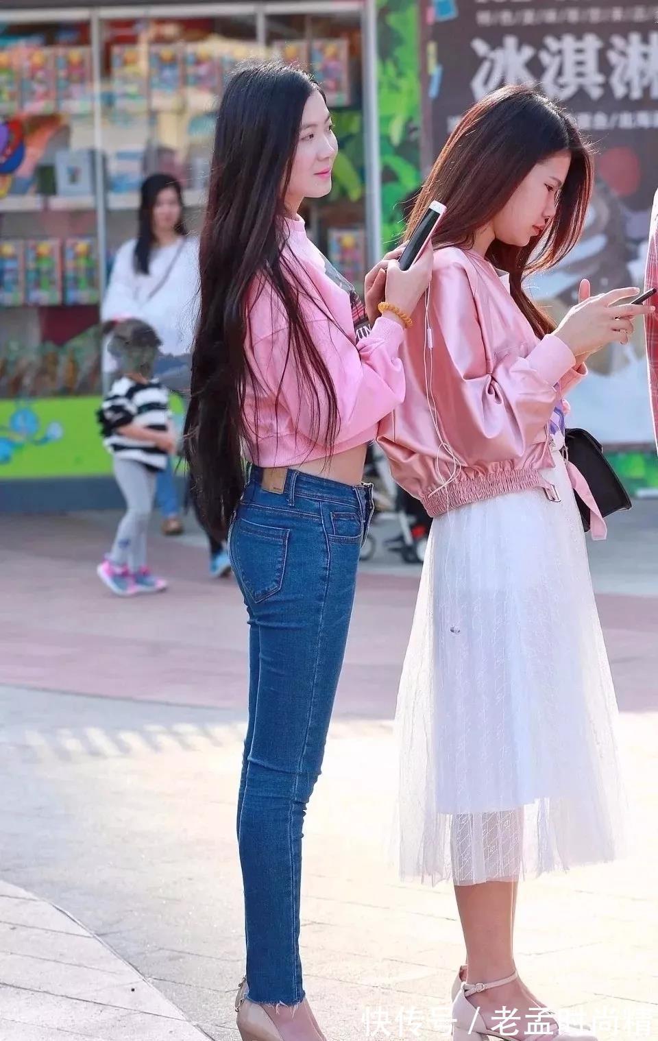 大长腿 街拍: 粉色长袖衫搭蓝色牛仔裤的大长腿美女, 迷人的长发很淑女!