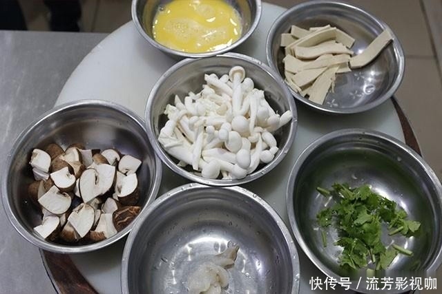 秋燥|初秋微凉,就爱一锅三鲜汤,暖胃降秋燥,加上这道食材,满口鲜香