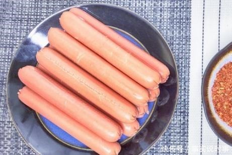 火腿肠别炒着吃了,教你1招,麻辣鲜香外皮焦脆,比小吃摊的还好